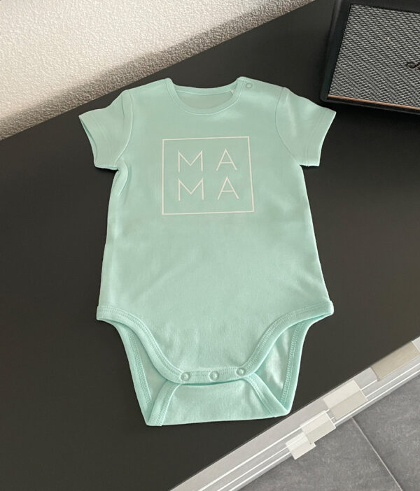 Bio Baby-Strampler MAMA – Bild 2